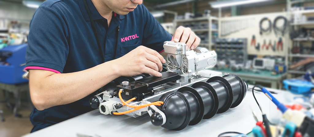 作業台で機器を点検・修理する技術者（修理・メンテナンス体制）