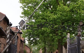 ↑Arbeit macht frei